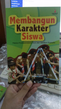 Image of MEMBANGUN KARAKTER SISWA MELALUI PROFESIONALISME GURU DAN GERAKAN PRAMUKA